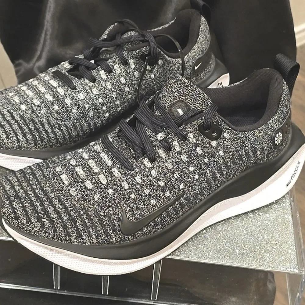 Nike Women's Black and Gray Knit Athletic Running Shoes